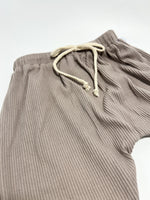 Load image into Gallery viewer, Kindly NWT Ribbed Pant - 3Y
