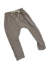 Load image into Gallery viewer, Kindly NWT Ribbed Pant - 3Y
