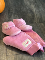 Load image into Gallery viewer, UGG Slippers + Blanket - 4
