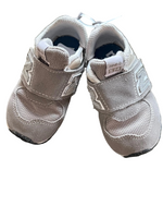 Load image into Gallery viewer, New Balance Shoes - 5
