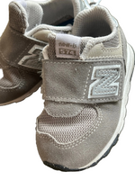 Load image into Gallery viewer, New Balance Shoes - 5
