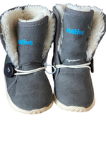 Load image into Gallery viewer, Native Boots - 6                                                                                  6
